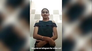 देसी लड़की से वीडियो कॉल में बात करने के लिए वीडियो देखें