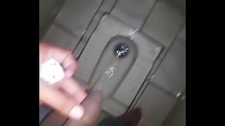 हात मे लेकर पेशाब करता एक इंडियन लड़का