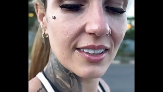 Vi uma Prostituta fazendo ponto na rua pedi pra ela fazer um boquete ela cobro 10$ ela quis me levar pro beco ! (P&uacute_blico)