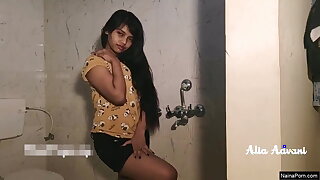 Today Exclusive-Hot Desi Girl Bathing