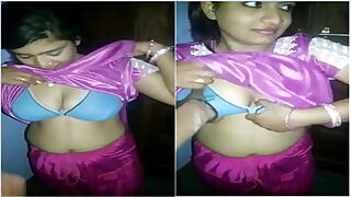 Today Exclusive-Sexy Bhabhi Showing Her Boobs...