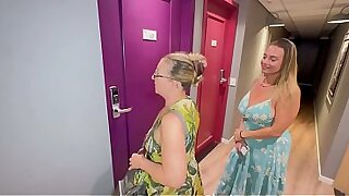 MASSAGEM COM MILF PART 2. Fiz massagem na mam&atilde_e agora ela troxe a filha casadinha pra relaxar bem gostoso com o massagista Pret&atilde_o Pirocudo (COMPLETO NO RED)